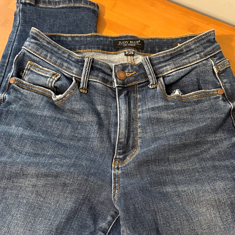Judy Blue Medium Wash Blue Jeans with Contrast Stitching